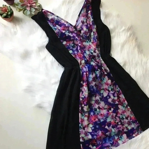 Express V-Neck Chiffon Floral Panel Dress - Picture 3 of 7